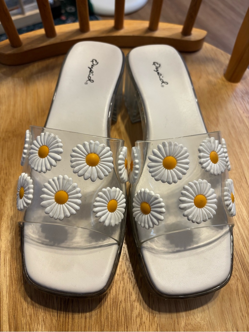 Y2K Size 8 Clear Daisy Slide Sandals with White & Yellow Accents Qupid Floral